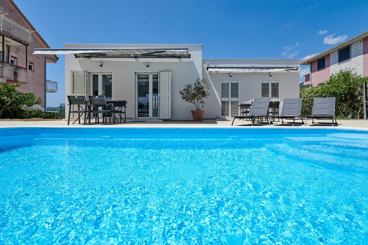 Nela & Sara - 2 Apartments With Heated Swimming Pool Seget Vranjica Dış mekan fotoğraf