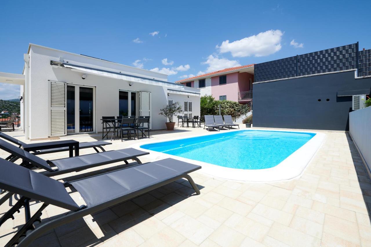Nela & Sara - 2 Apartments With Heated Swimming Pool Seget Vranjica Dış mekan fotoğraf