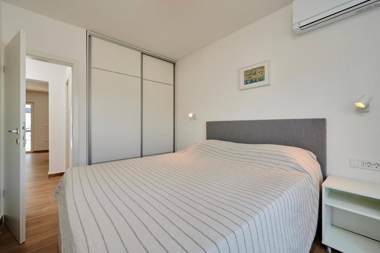 Nela & Sara - 2 Apartments With Heated Swimming Pool Seget Vranjica Dış mekan fotoğraf
